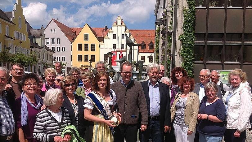 Auf dem Marktplatz von Schrobenhausen überreichte MdL Markus Rinderspacher Spargelkönigin Stefanie I. einen fränkischen Silvaner, passend zum Spargel. Auf dem Marktplatz von Schrobenhausen überreichte MdL Markus Rinderspacher Spargelkönigin Stefanie I. einen fränkischen Silvaner, passend zum Spargel.