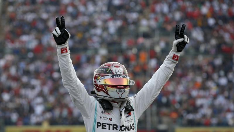 Lewis Hamilton feiert seinen Sieg in Mexiko. Lewis Hamilton feiert seinen Sieg in Mexiko.