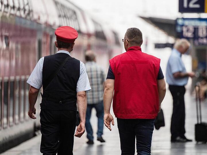 Zwei Servicemitarbeiter der Deutschen Bahn in Frankfurt am Main.