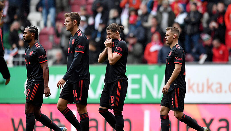 Serge Gnabry, Josip Stanisic, Marcel Sabitzer und Joshua Kimmich (v.l.n.r.) sind nach der ersten Saisonniederlage gegen Augsburg sichtlich bedient. Serge Gnabry, Josip Stanisic, Marcel Sabitzer und Joshua Kimmich (v.l.n.r.) sind nach der ersten Saisonniederlage gegen Augsburg sichtlich bedient.