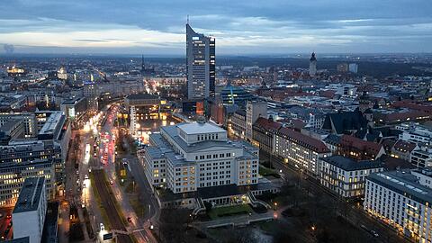 Leipzig: Blick auf die Oper und den dahinterliegenden Augustusplatz mit dem City-Hochhaus. (Archivbild)
