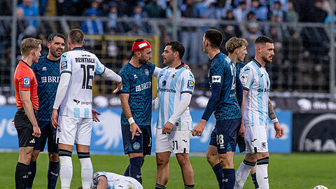 Lieferten sich ein umk&auml;mpftes Spiel auf dem Giesinger Berg: Der TSV 1860 um Kevin Volland und Wehen Wiesbaden.