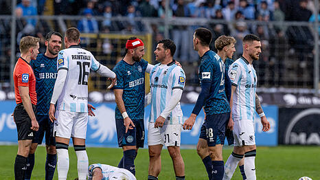 Lieferten sich ein umk&auml;mpftes Spiel auf dem Giesinger Berg: Der TSV 1860 um Kevin Volland und Wehen Wiesbaden.