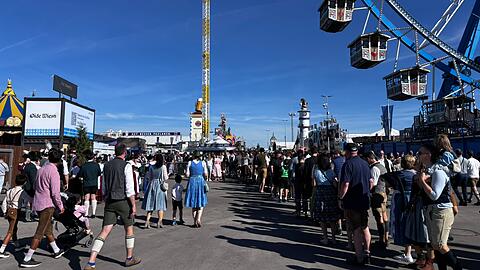 Schlange stehen vor der Oide Wiesn.