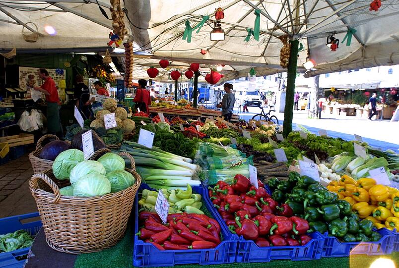 Einkaufsszene vom Viktualienmarkt, der ein gutes und zentrales Stück München ist.