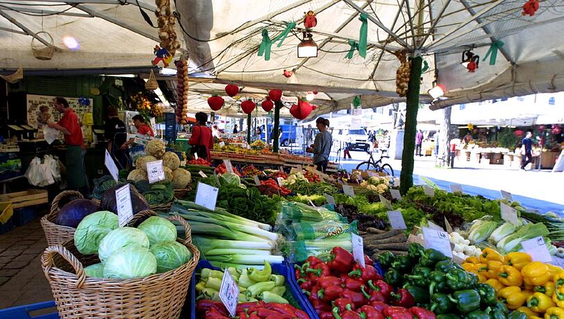 Einkaufsszene vom Viktualienmarkt, der ein gutes und zentrales Stück München ist. Einkaufsszene vom Viktualienmarkt, der ein gutes und zentrales Stück München ist.