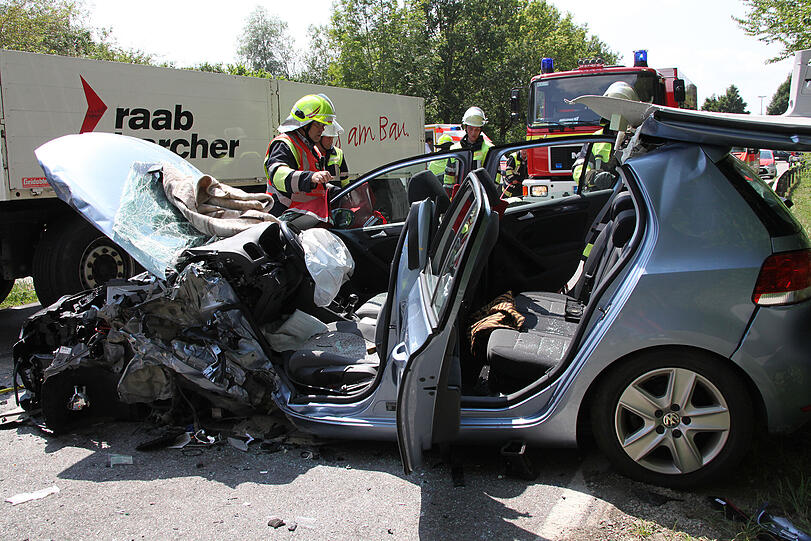Schwerer Unfall bei Kraiburg - Bilder von der Unfallstelle