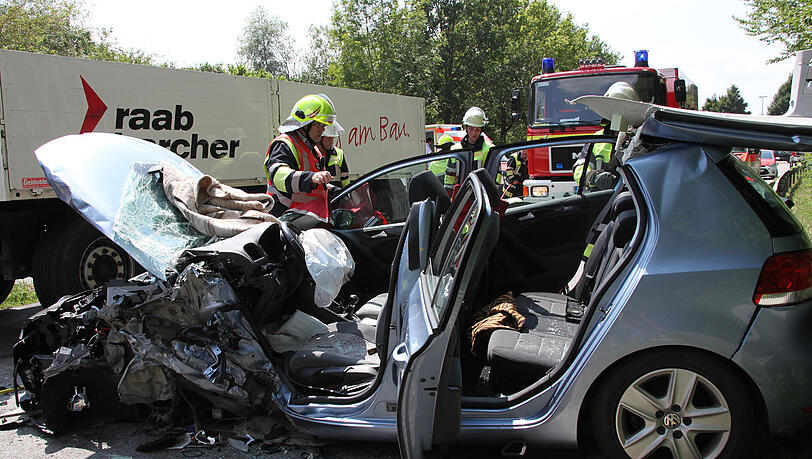 Schwerer Unfall bei Kraiburg - Bilder von der Unfallstelle Schwerer Unfall bei Kraiburg - Bilder von der Unfallstelle