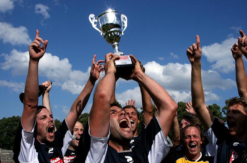 Dieses Bild hängt sogar im AZ-Foyer: Hier jubeln die Atomic Allstars 2007.