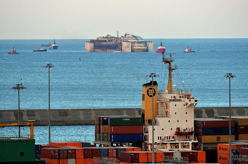 Die knapp viertägige Reise vom Unglücksort vor der Insel Giglio verlief für die "Costa Concordia", ihre vier Schlepper und zehn Begleitschiffe ohne größere Probleme.