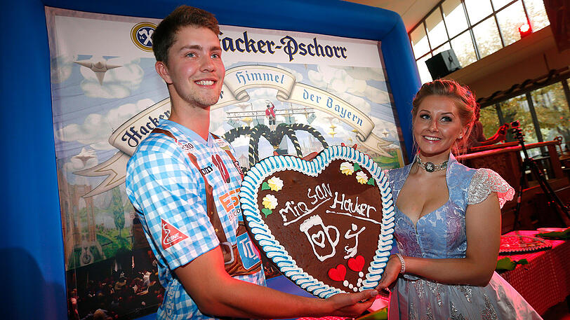 Wiesn-Playmate Patrizia Dinkel mit dem Lebkuchenherz-Herz von Tom Strohbach.