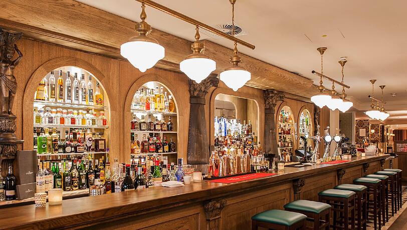 Für Gin-Freunde: Die Bar besticht vor allem durch eine großzügige Auswahl an Wacholderschnäpsen. Für Gin-Freunde: Die Bar besticht vor allem durch eine großzügige Auswahl an Wacholderschnäpsen.