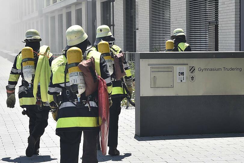 In der Garage des Gymnasiums brannten drei Autos. Die Bilder vom Feuerwehreinsatz.