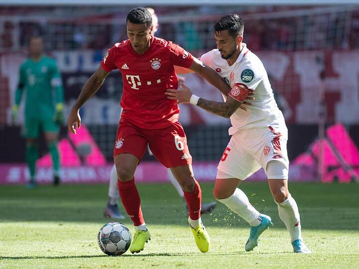 Münchens Thiago und Danny Latza von Mainz (l-r.) in Aktion. Foto: Sven Hoppe