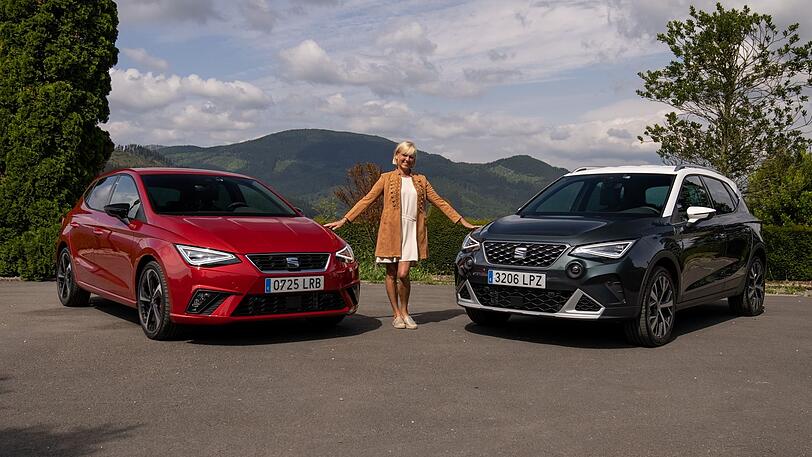 Gruppenbild mit Autorin: Solveig Grewe und die aufgefrischten Seat Ibiza und Arona mit Wiedererkennungseffekt.
