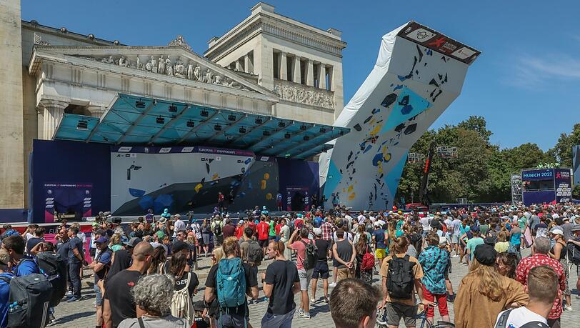 Am Königsplatz findet die Qualifikation für die Wettbewerbe Bouldern, Lead und Speed statt. Viele kletterbegeisterte Zuschauer haben sich dort versammelt.