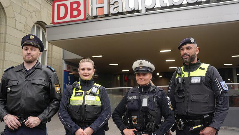 So sah die Quattro-Streife bei der Vorstellung am Dienstagvormittag aus, von links: ein Beamter der Münchner Polizei, eine Mitarbeiterin der Bahn-Sicherheit, eine Bundespolizistin sowie ein Mitarbeiter der U-Bahn-Wache. So sah die Quattro-Streife bei der Vorstellung am Dienstagvormittag aus, von links: ein Beamter der Münchner Polizei, eine Mitarbeiterin der Bahn-Sicherheit, eine Bundespolizistin sowie ein Mitarbeiter der U-Bahn-Wache.