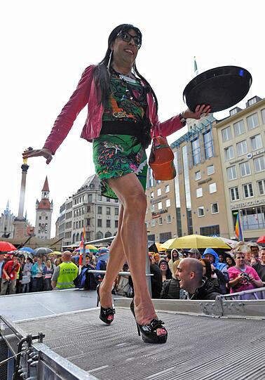 Wenn erwachsene Männer in schrillen Outfits um die Wette stöckeln, dann ist das Pumps-Race auf dem CSD - sehen Sie hier die besten Bilder von 2012.