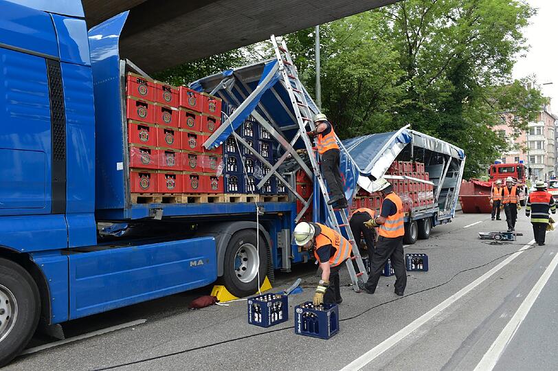 Bei der Durchfahrt der Unterführung wurde der Bierlaster regelercht rasiert.