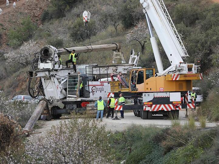 Mit der 75 Tonnen schweren Bohrmaschine will man einen Bergungstunnel bauen, der senkrecht zum Unglücksschacht verlaufen soll.