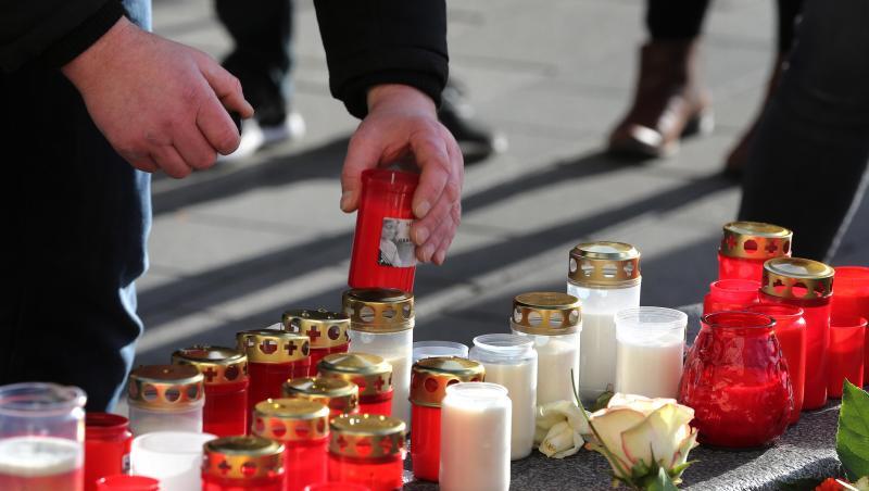 Ein Mann plaziert ein Grablicht an einem Rondell am Königsplatz. Foto: Karl-Josef Hildenbrand/dpa Ein Mann plaziert ein Grablicht an einem Rondell am Königsplatz. Foto: Karl-Josef Hildenbrand/dpa