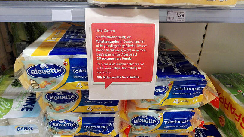 Zweitweise wurde der Kauf von Klopapier im Frühjahr auf nur wenige Packungen beschränkt.