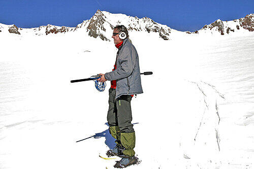 Der Münchner Künstler Kalle Laar und sein Mikrofon auf dem Vernagtferner-Gletscher in den südlichen Tiroler Alpen.