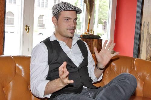 Kommt mit Big Band nach Nürnberg: Swing-Star Roger Cicero, der sich auch bei seiner Stippvisite nicht ohne Kopfbedeckung zeigte.
