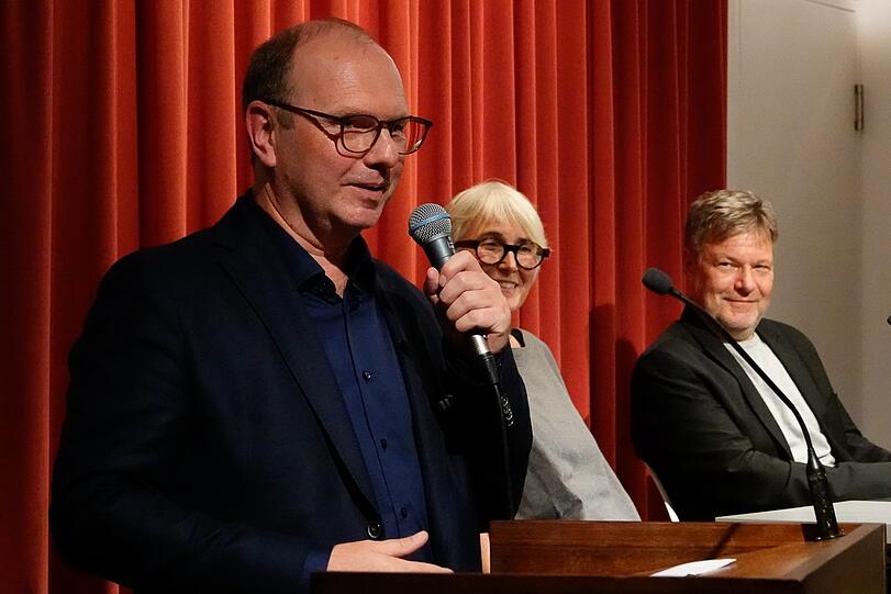 Der Leiter des Lyrik Kabinetts, Holger Pils, begr&uuml;&szlig;t Andrea Paluch mit Ehemann Robert Habeck.