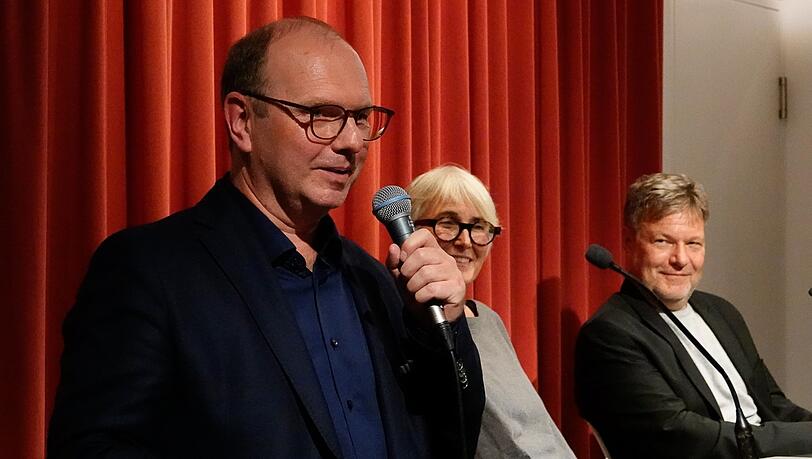 Der Leiter des Lyrik Kabinetts, Holger Pils, begr&uuml;&szlig;t Andrea Paluch mit Ehemann Robert Habeck.