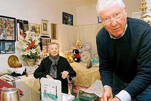 Jürgen Nestel sucht eine Schraube, Charlotte Hunsinger schwärmt von ihren &bdquo;Rettern in der Not&ldquo;. Die 89-Jährige hat oft Aufträge für die &bdquo;Mobile Werkstatt&ldquo;.