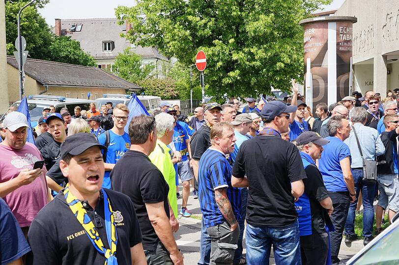 Giesing ist am Sonntag blau - die Fanbilder vor dem Spiel gegen Saarbrücken.