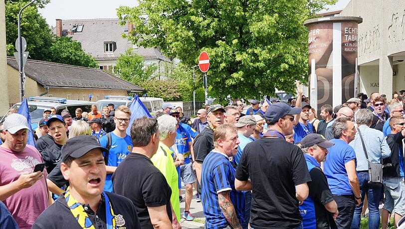 Giesing ist am Sonntag blau - die Fanbilder vor dem Spiel gegen Saarbrücken. Giesing ist am Sonntag blau - die Fanbilder vor dem Spiel gegen Saarbrücken.