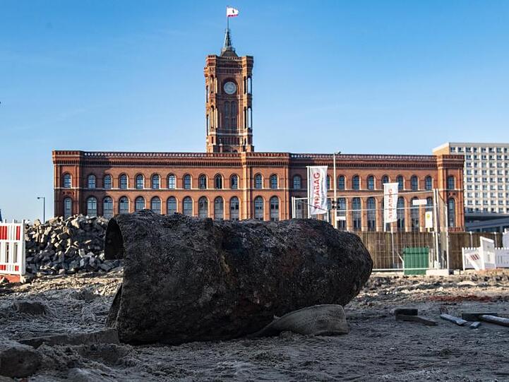 Eine deutsche Weltkriegsbombe mit russischem Zünder liegt auf einer Baustelle gegenüber vom Roten Rathaus in Berlin. Der Blindgänger soll noch heute entschärft werden.