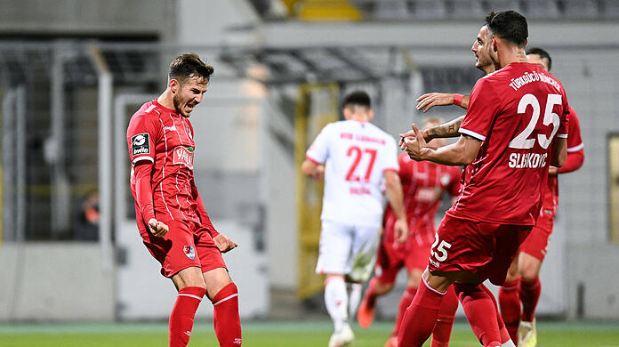 Torschütze Daniele Gabriele (links) und Petar Sliskovic (Nummer 25) bejubeln das siegbringende Tor gegen den VfB Lübeck, das per Handelfmeter fiel.