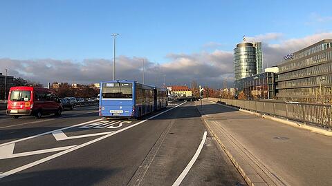 Laut Münchner Verkehrsgesellschaft verkürzt die Busspur auf der Donnersbergerbrücke die Fahrzeit  im Durchschnitt um dreieinhalb Minuten, in Spitzenzeiten sogar um bis zu sechs Minuten.