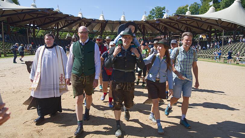 Der Start in Kaltenberg (von links): Pater Michael (St. Ottilien), CSU-Abgeordneter Michael Kießling, Ludwig Prinz von Bayern mit seinem Sohn Rupprecht (1) in der Kraxn, Gattin Sophie Prinzessin von Bayern und der Bürgermeister von Geltendorf, Robert Sedlmayr.