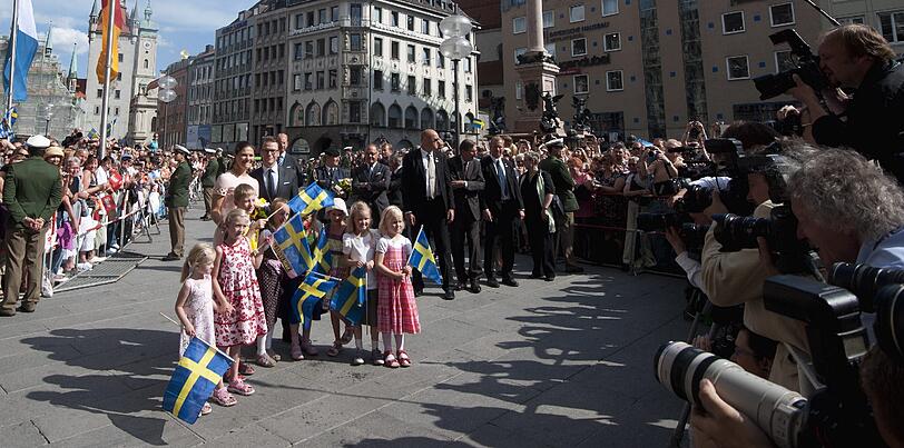 Victoria ist zum ersten Mal Mutter geworden. Die 34-Jaehrige brachte am frühen Donnerstagmorgen (23.02.12) eine Tochter zur Welt - wurde die Mini-Prinzessin etwa in München gezeugt? Fest steht vor neun Monaten waren Victoria und Gatte Daniel zu Besuch in der Hauptstadt der Herzen - hier die Bilder...