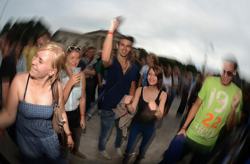 Wolkenbruch und Matsch statt "sky" und "sand" - trotzdem feiern am Sonntag 20.000 Fans den Berliner DJ Paul Kalkbrenner am Königsplatz.