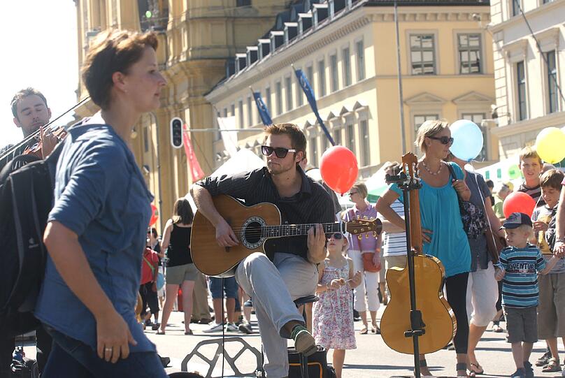 Strahlender Sonnenschein, Spaß für Groß und Klein: Auf dem Streetlife-Festival zwischen Odeonsplatz und Siegestor feiern die Münchner heute entspannt den letzten Ferientag. Die Bilder.