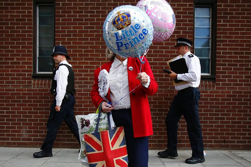 Immer mehr Touristen kommen zum "Lindo Wing", um vor Ort zu sein, falls es los geht.