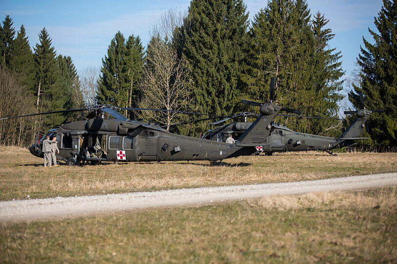 Kennt man normalerweise nur aus Hollywood-Streifen: Schwere Panzerwagen und Black Hawks der US Army. Derzeit üben die Soldaten Evakuierungen im Gebirge bei Traunstein. Hier gibt's die Fotos.