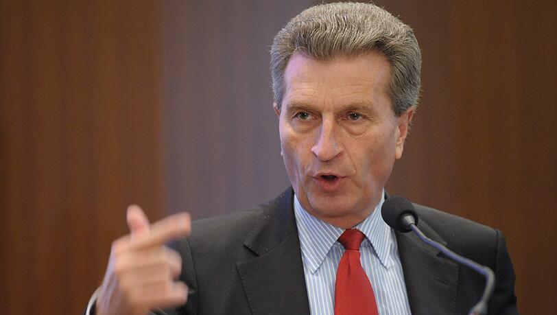 EU-Kommissar Günter Oettinger: "Das deutsche Asylrecht wirkt wie ein Magnet auf die Flüchtlinge". EU-Kommissar Günter Oettinger: "Das deutsche Asylrecht wirkt wie ein Magnet auf die Flüchtlinge".