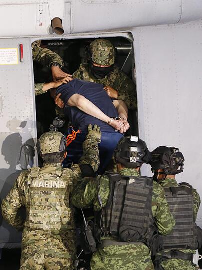 "El Chapo" wird zum Helikopter geführt.