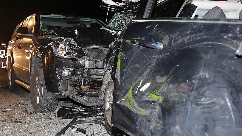 Trümmerfeld auf der Staatsstraße in Grabenstätt: Klicken Sie sich durch die Bilder vom Unfallort.