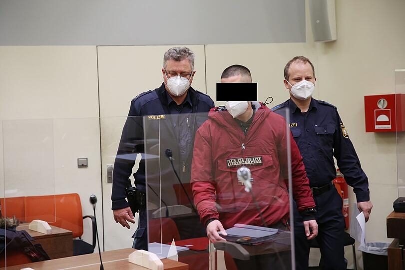 Der Angeklagte wird in den Saal geführt.