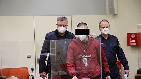 Der Angeklagte wird in den Saal geführt.