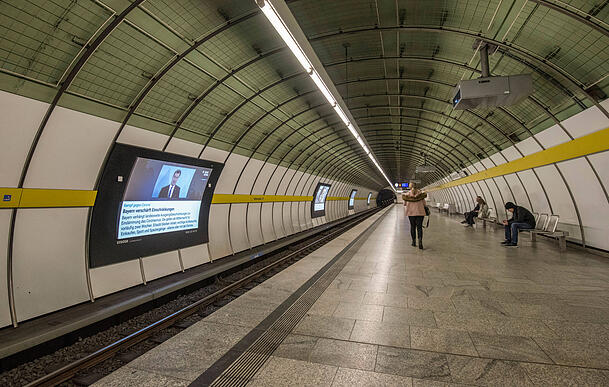 Die Bahnsteigebene der Linien U3 und U6 wurde 1971 eröffnet, die Ebene der U4 und der U5 (auf dem Foto zu sehen) folgte 1986. Die Bahnsteigebene der Linien U3 und U6 wurde 1971 eröffnet, die Ebene der U4 und der U5 (auf dem Foto zu sehen) folgte 1986.