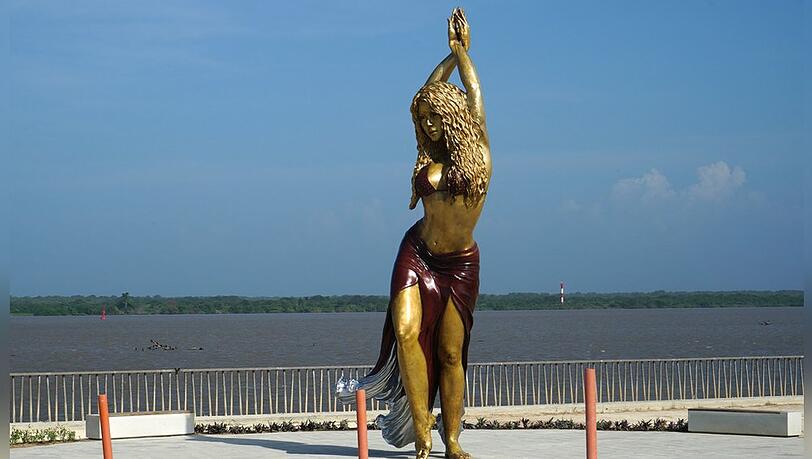 Shakira ist in ihrer Heimatstadt in Kolumbien mit einer riesigen Statue samt Hüftschwung geehrt worden.