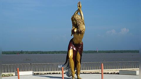 Shakira ist in ihrer Heimatstadt in Kolumbien mit einer riesigen Statue samt Hüftschwung geehrt worden.